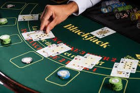 Antarmuka mobile luxsury138 menampilkan meja Bandar Ceme dengan tombol taruhan dan layar dealer
